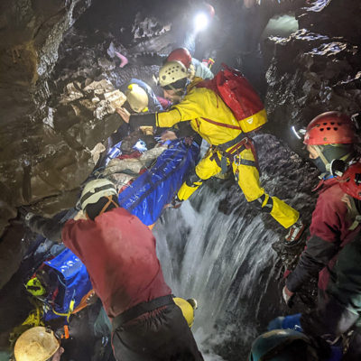 Moving the casualty over a flowing streamway