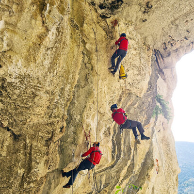 Demonstrators derigging after a Technical Commission rope rescue workshop in Cueva Mur.