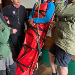 Lifting the Petzl nest stretcher. (Pic: D.Linton)